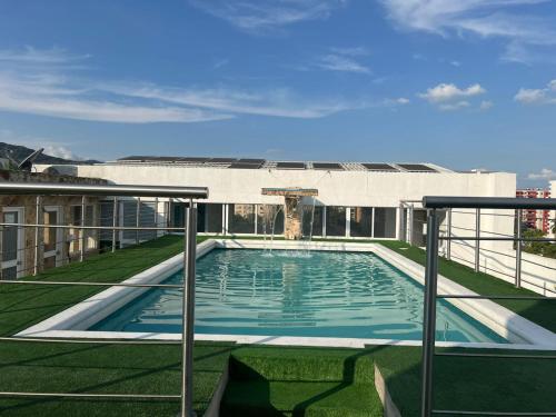 Piscina di Aparta Suites la Flora Flora-Piscina-Jacuzzi o nelle vicinanze