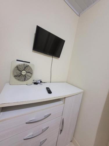 Μια τηλεόραση ή/και κέντρο ψυχαγωγίας στο Comfortable apartment next to HCPA