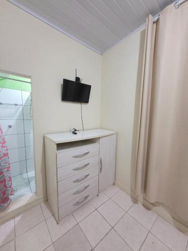 Ένα μπάνιο στο Comfortable apartment next to HCPA