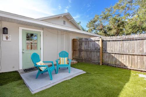 Un jardín fuera de 8 Mins to Beach, King Bed, Private Fenced Yard, Free Parking