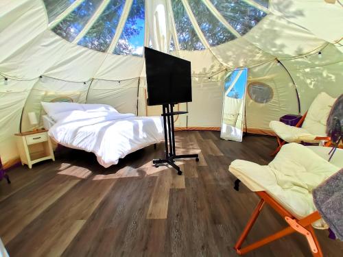 Katil atau katil-katil dalam bilik di Starlit Riverfront Glamping Suite AC, WiFi, Games