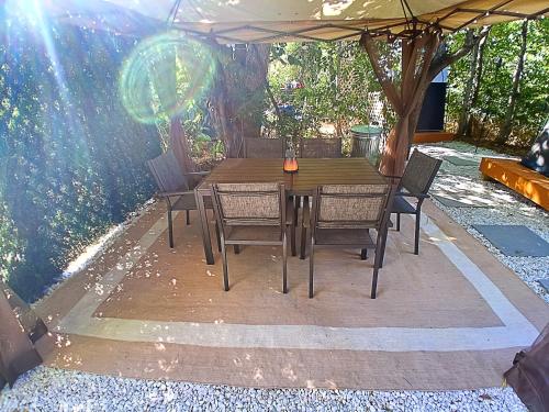 Kawasan patio atau luaran di Starlit Riverfront Glamping Suite AC, WiFi, Games