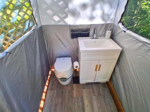 Gambar di galeri bagi Starlit Riverfront Glamping Suite AC, WiFi, Games di Fredericksburg