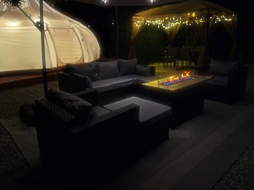 Ruang duduk di Starlit Riverfront Glamping Suite AC, WiFi, Games