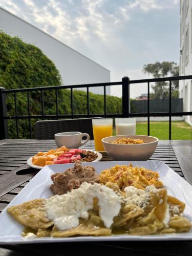 un tavolo con un piatto di cibo su un tavolo di Intercity Zapopan a Guadalajara