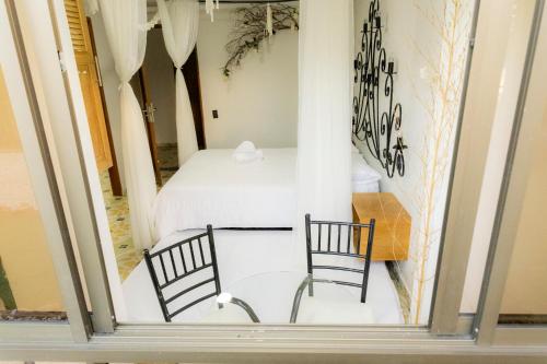 a room with two chairs and a bed at Hotel Bahia Del Faro in Guatapé