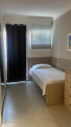 Postel nebo postele na pokoji v ubytování Requinte Flats Passagem 300m da Praia do Forte