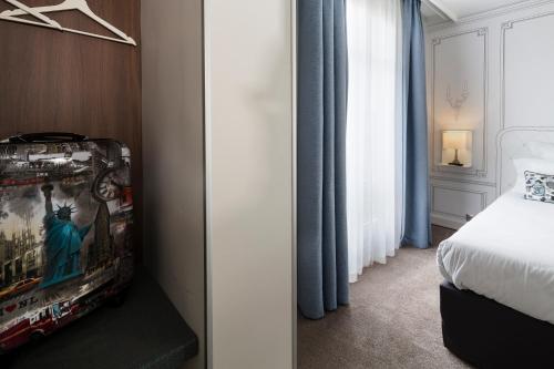 Ein Bett oder Betten in einem Zimmer der Unterkunft Hôtel Paris Vaugirard