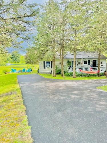 Taman di luar Relaxing with Hot Tub - Pond Front & Outdoor Fire Place Upstate - Catskills