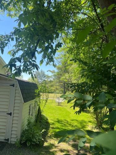 Taman di luar Relaxing with Hot Tub - Pond Front & Outdoor Fire Place Upstate - Catskills