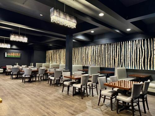 une grande salle à manger avec des tables et des chaises dans l'établissement Quality Inn Fort Frances, à Fort Frances