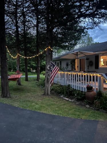Taman di luar Relaxing with Hot Tub - Pond Front & Outdoor Fire Place Upstate - Catskills