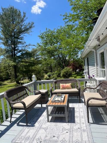 Taman di luar Relaxing with Hot Tub - Pond Front & Outdoor Fire Place Upstate - Catskills