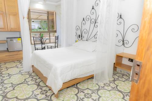 a bedroom with a bed and a table and chairs at Hotel Bahia Del Faro in Guatapé