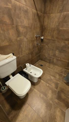 a bathroom with a toilet and a sink at Casa Quinta en Villa Nueva Córdoba in Villa Nueva