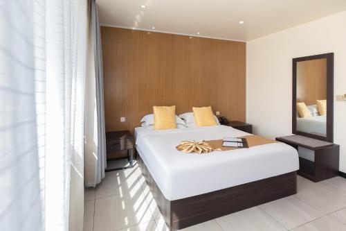 Postel nebo postele na pokoji v ubytování Tauese Seaview Hotel