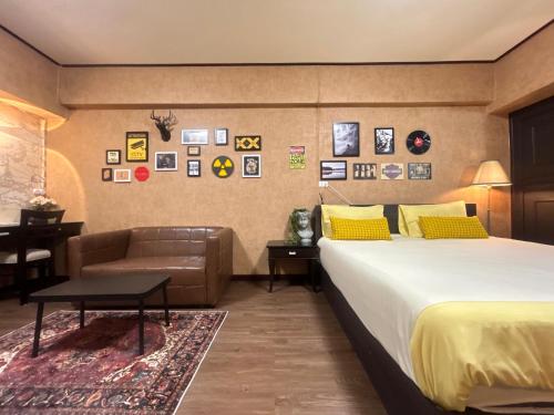 une chambre d'hôtel avec un lit et un canapé dans l'établissement Secret Retro Vintage Building ห้องลับเรโทรในตึกวินเทจ, à Ban Song Hong