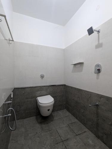 Bilik mandi di Shree Residency