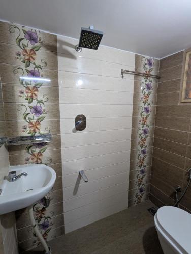 Bilik mandi di Shree Residency