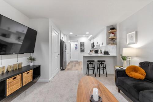 Телевизор и/или развлекательный центр в Cozy 2-Bed 1 Bath Entire Place