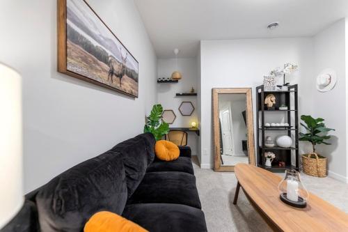 Гостиная зона в Cozy 2-Bed 1 Bath Entire Place
