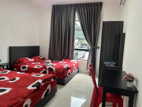 Un dormitorio con dos camas y un escritorio y una ventana. en Cozy homestay Manhattan Ipoh,12 pax 怡保民宿, en Ipoh