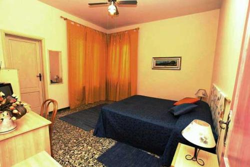 博爾戈阿布賈諾的住宿－塔拉巴拉拉酒店，一间位于客房内的蓝色床卧室