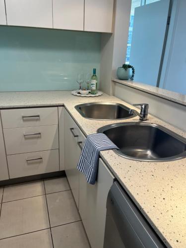 une cuisine avec un évier et un plan de travail dans l'établissement Coastal Escape with River Views in Casino Towers, à Brisbane