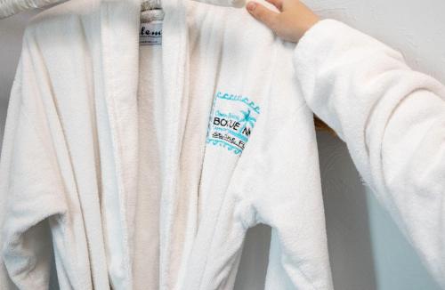 Galería fotográfica de New 2025-Ocean Sands Beach Boutique Inn-Sauna and Salt-Mineral Pool -Free Beach Bikes and Famous Beach-Nightly Popcorn-Bathrobes and Sunscreen in all rooms-Ultra Sparkling Certified-Free Laundry-4 Grand Presidential Black Beds in all rooms en Kill Devil Hills