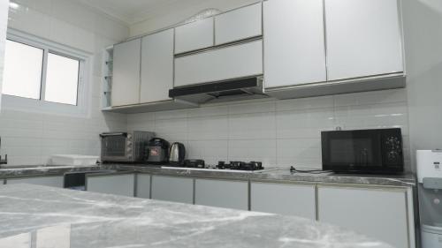 Η κουζίνα ή μικρή κουζίνα στο Villa Dalia Puncak NA5-18