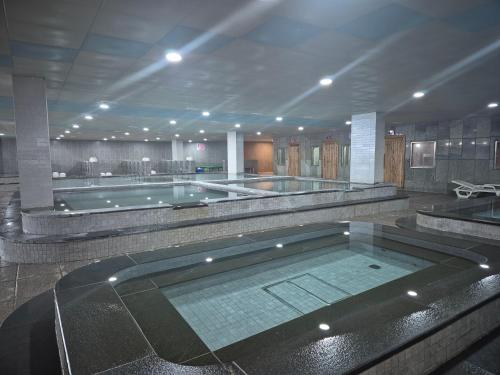 Bazén v ubytování Bugok Royal Tourist Hotel nebo v jeho okolí
