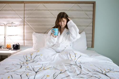 Una cama o camas en una habitación de New 2025-Ocean Sands Beach Boutique Inn-Sauna and Salt-Mineral Pool -Free Beach Bikes and Famous Beach-Nightly Popcorn-Bathrobes and Sunscreen in all rooms-Ultra Sparkling Certified-Free Laundry-4 Grand Presidential Black Beds in all rooms