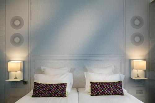 Ein Bett oder Betten in einem Zimmer der Unterkunft Hôtel Paris Vaugirard