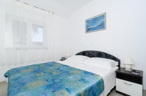una camera da letto con un grande letto con una coperta colorata di Apartment Palma a Dubrovnik