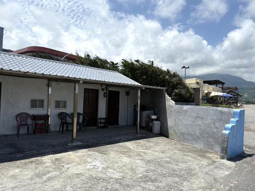 a house with a patio with a table and chairs at 比西里岸家屋b&b in Chenggong