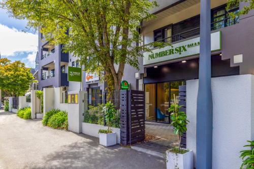 a building with a sign that readsuniversity at Hotel Give in Christchurch