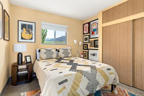 Ένα ή περισσότερα κρεβάτια σε δωμάτιο στο Twentynine Palms Springs - Mid Century Ranch JTNP