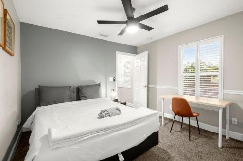 Ένα ή περισσότερα κρεβάτια σε δωμάτιο στο Tampa Hyde Park 4 Bedroom House - Located Near Hyde Park Village, SoHo and Local Beach - Spacious and Comfortable Rental in Prime Location - Great for Families and Groups Visiting Tampa