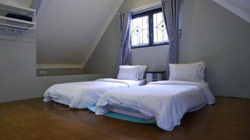 Ένα ή περισσότερα κρεβάτια σε δωμάτιο στο Villa Dalia Puncak EE11-18