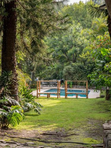 a park with a fence and a bench in the grass at Tu cabaña Cuernavaca - hospedaje by Arcadia in Cuernavaca