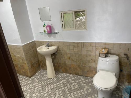 a bathroom with a toilet and a sink at 比西里岸家屋b&b in Chenggong