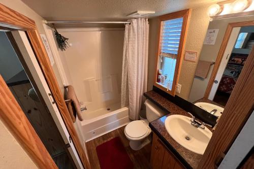 Ένα μπάνιο στο Angelina Cabin - Hot tub, heated pool, quite & relaxing