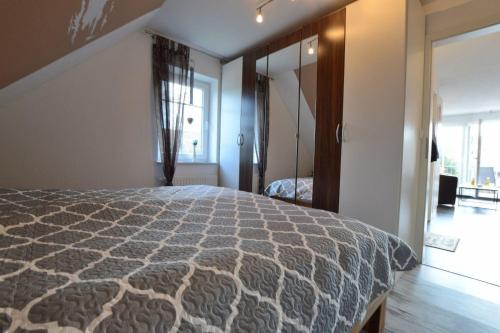 un dormitorio con una cama grande en una habitación en Greta, en Norddeich