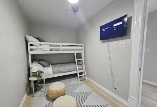 Ένα ή περισσότερα κρεβάτια σε δωμάτιο στο 2 Story 3 BD with Chefs Kitchen and Large Deck