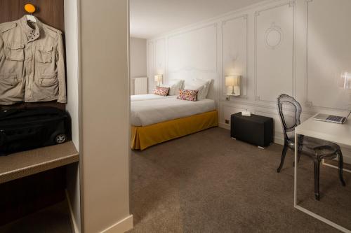 Ein Bett oder Betten in einem Zimmer der Unterkunft Hôtel Paris Vaugirard