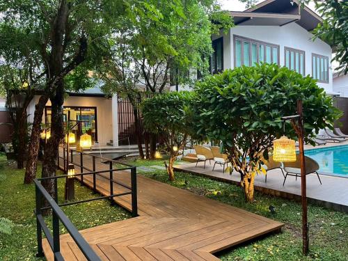 Bazén v ubytování Le Patta Resort & Hotel Chiang Rai nebo v jeho okolí
