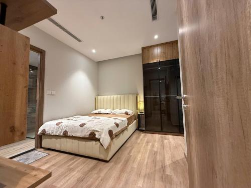 Ένα ή περισσότερα κρεβάτια σε δωμάτιο στο Luxury Apartment 2BR2WC, Landmark1, SwanLake-Ecopark