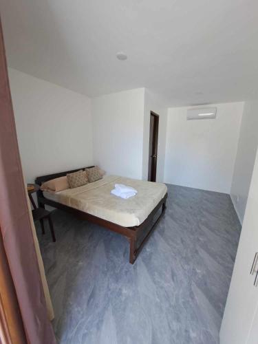 Postel nebo postele na pokoji v ubytování Beach front deluxe room with bathroom - Modern Cabin Shiloh 2
