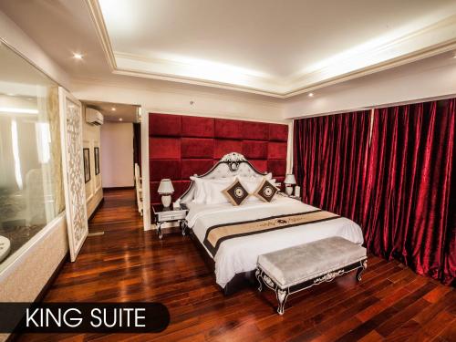 Postel nebo postele na pokoji v ubytování Moonlight Hotel Hue