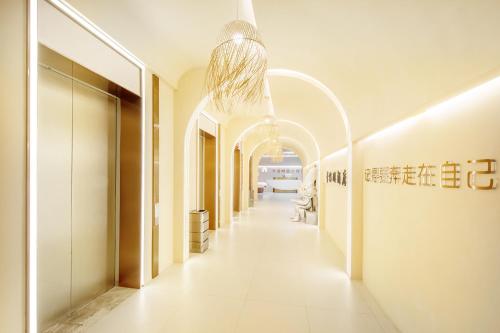 a hallway of a hospital with a hallway hallway at Caroline Designer Hotel, Gaozhuang, Xishuangjing in Jinghong